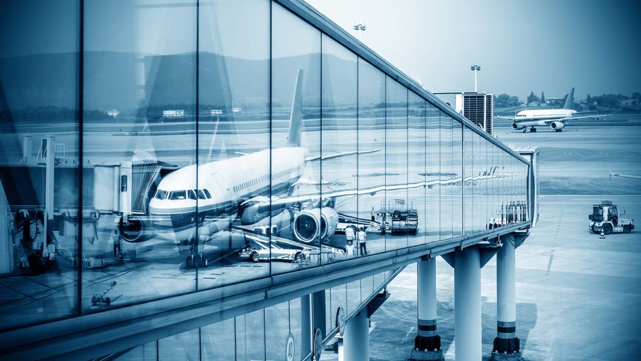 Nagiego mężczyznę pod samolotem zauważył pracownik techniczny