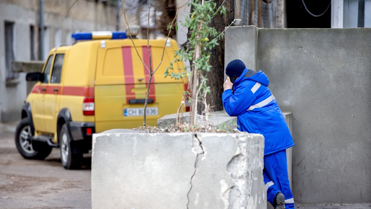 A Chisinaugaz worker talks on the phone in Chisinau, Moldova, 06 January 2025. Russian energy giant Gazprom suspended natural gas supplies to Moldova as of 01 January 2025, citing unpaid debts. At the same time, Gazprom said it had stopped after Ukraine refused to renew a transit agreement. In the Russia-backed breakaway region of Transnistria, also supplied with Russian gas, energy company Tirasteploenergo urged residents to dress warmly, gather family members together in a single room, hang blankets or thick curtains over windows, and use electric heaters. EPA/DUMITRU DORU Dostawca: PAP/EPA.