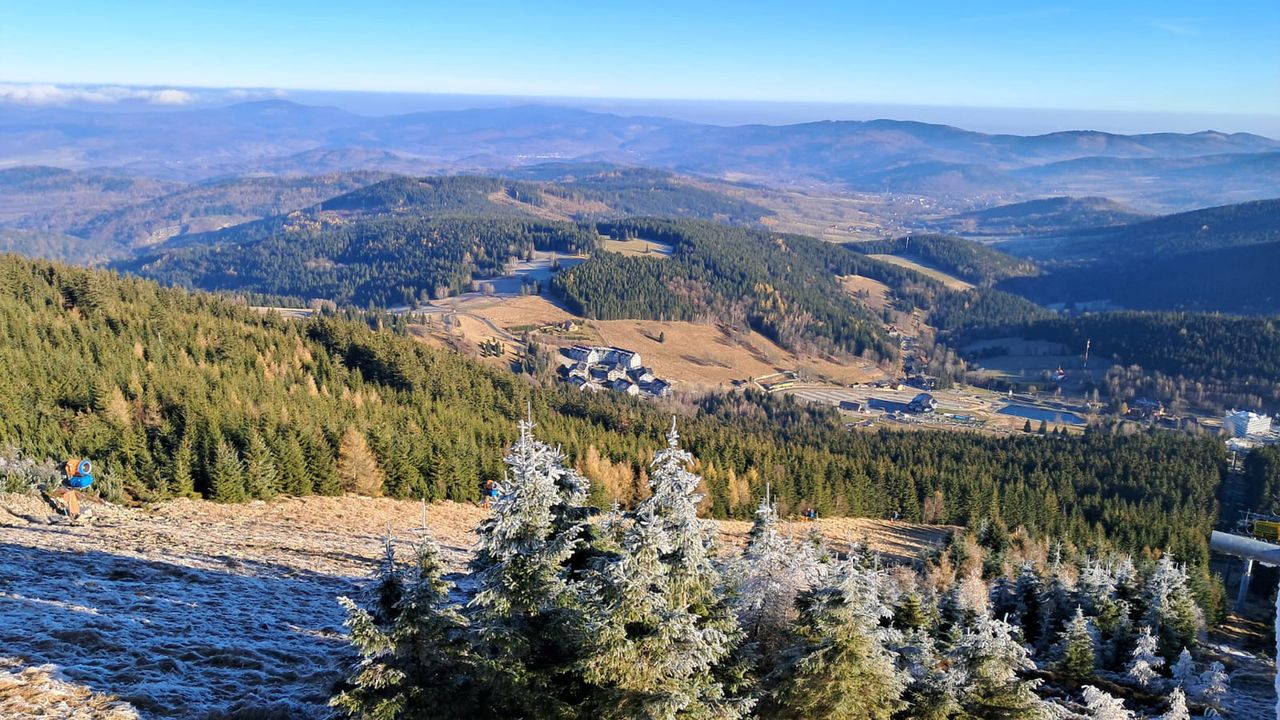 Widok z Czarnej Góry na jedną z tras zjazdowych oraz panoramę okolicy