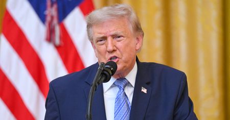 Działo się w nocy. Nowe ataki na Iran, Trump uderza cłami w Kanadę