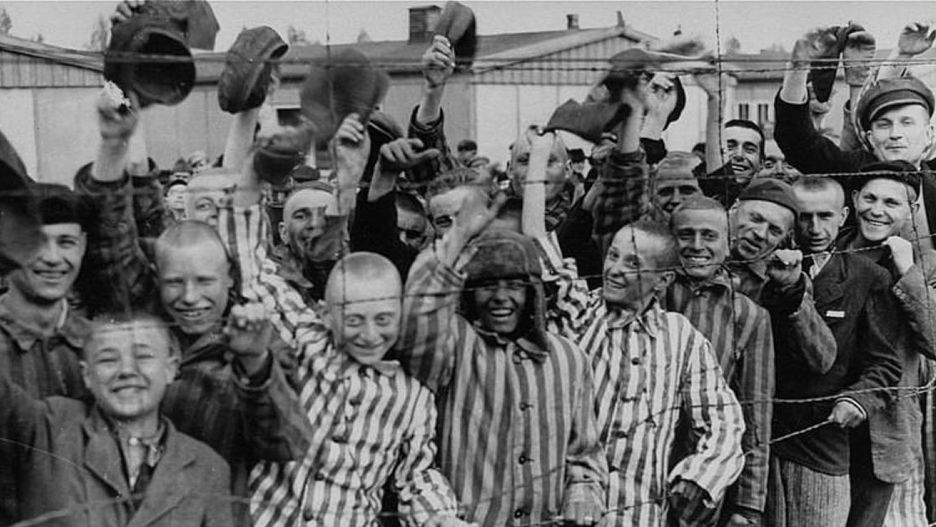 Uwolnieni więźniowie obozu koncentracyjnego w Dachau