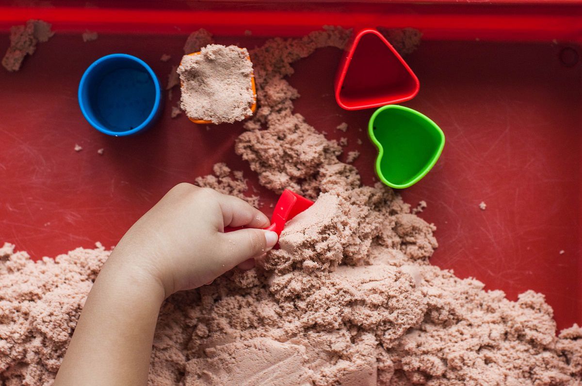 Jak zrobić jadalny piasek do zabawy? Fot. Getty Images