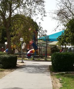 Wypadek na placu zabaw w Łodzi. Wyrwało huśtawkę z ziemi, ranna 16-latka