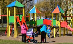 Dwulatek poparzył się na zjeżdżalni. Ktoś rozlał żrącą substancję na placu zabaw