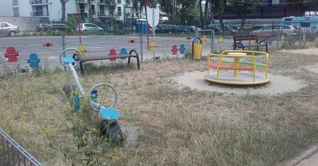 Zdewastowane place zabaw. "Deska pękła, przecięła nogę i musieli ją szyć"