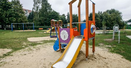 Biery. Poparzony 2-latek na placu zabaw. Sąsiedzi chłopca obiecują nagrodę