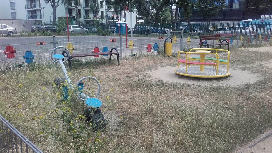 Zarośnięty plac zabaw na Grochowie
