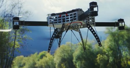 Potężny dron zastąpił motorówkę w wakeskatingu. To dopiero moc!