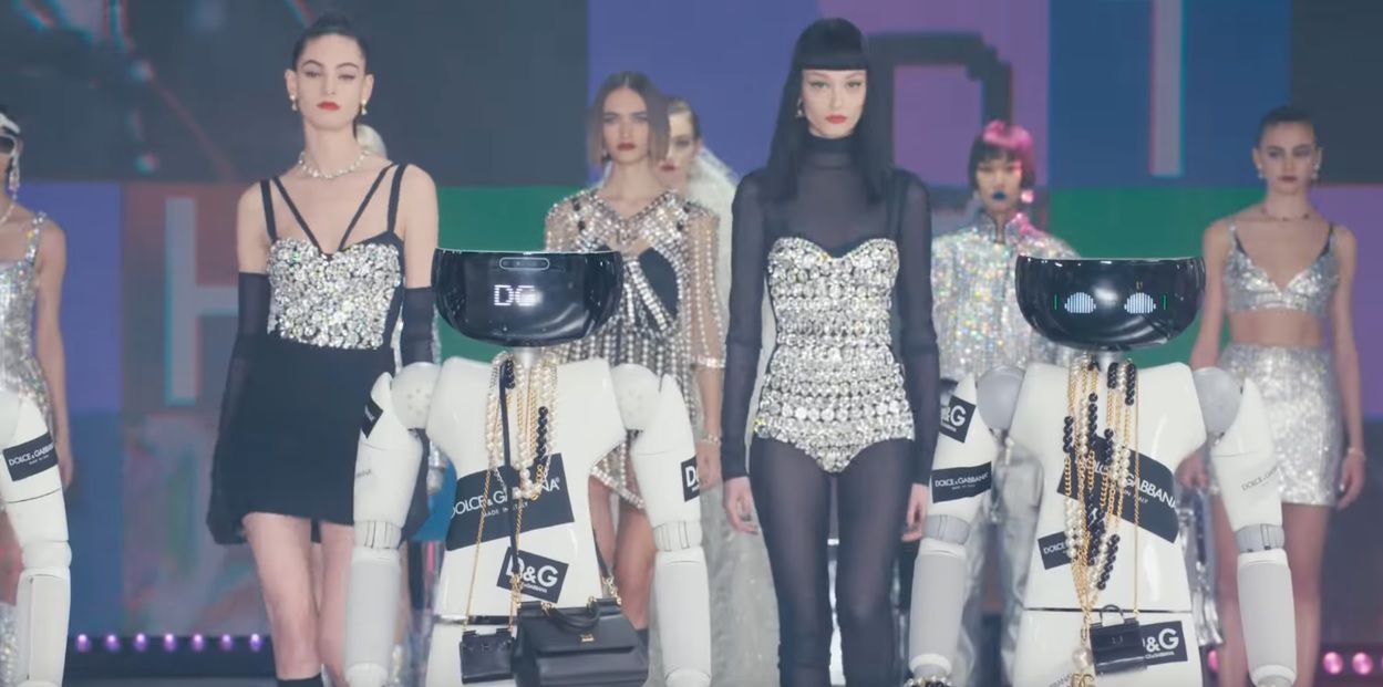 Dolce&Gabbana chwali się nową kolekcją. Na wybiegu pokazują ją… roboty
