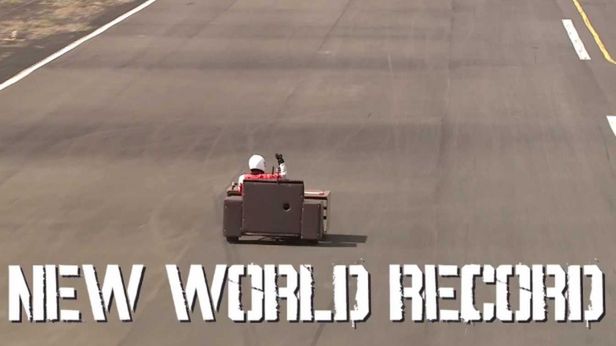 Zmotoryzowana sofa bije rekord świata [wideo] 1