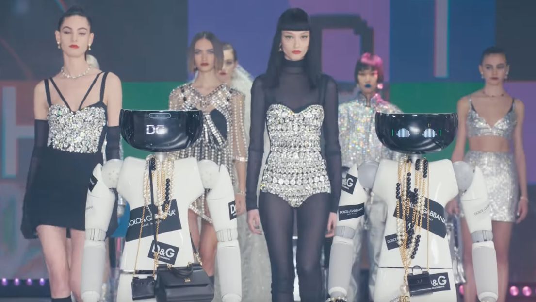 Dolce&Gabbana chwali się nową kolekcją. Na wybiegu pokazują ją… roboty 1