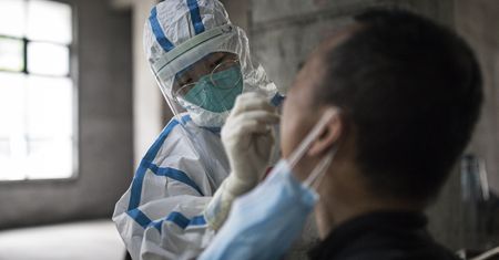 Bunt w Wuhan. Ludzie są przerażeni. Mówią o "cichych infekcjach"