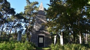 Wągrowiec: Niezwykły grobowiec w otoczeniu drzew - Piramida Łakińskiego