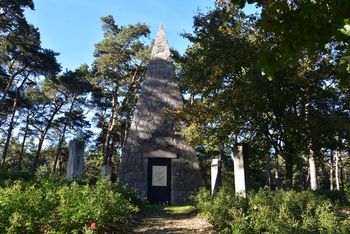 Wągrowiec: Niezwykły grobowiec w otoczeniu drzew - Piramida Łakińskiego