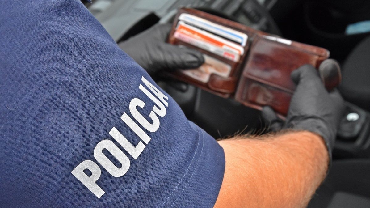 23-latek zostawił swoje dokumenty w skradzionym aucie