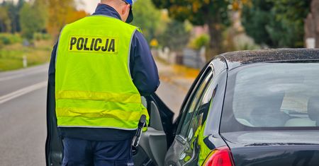 Wypadek w Prokocicach. Dwie osoby trafiły do szpitala po zderzeniu volkswagena z volvo