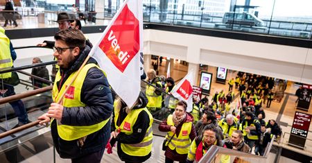 Uziemieni pasażerowie na lotniskach w Berlinie i Hamburgu