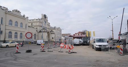 Kolejne utrudnienia w rejonie budowanego dworca metropolitalnego