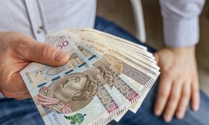 Urzędnicze pensje rosną, ale nagrody maleją. Oto powód