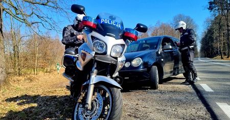 Wypadek policyjnej kolumny. Motocyklista wjechał w osobówkę