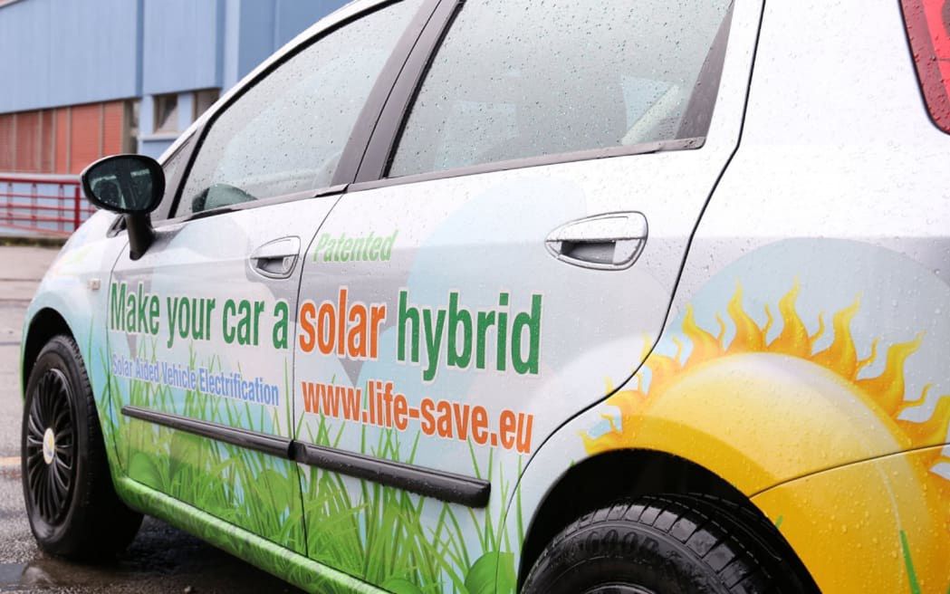 Projekt Life-Save przewiduje przekształcenie aut spalinowych w hybrydy zasilane energią słoneczną