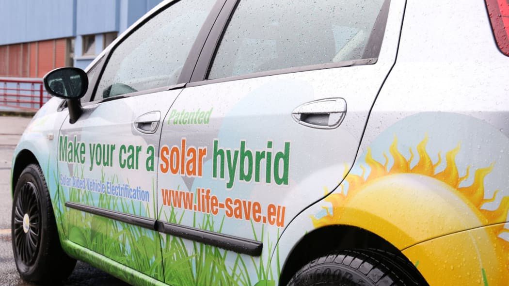 Projekt Life-Save przewiduje przekształcenie aut spalinowych w hybrydy zasilane energią słoneczną