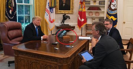 Był na biurku Trumpa. Do czego służył tajemniczy przycisk?