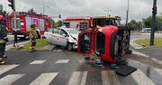 Poranne utrudnienia na Mokotowie. Przewrócone na bok auto na ważnym skrzyżowaniu