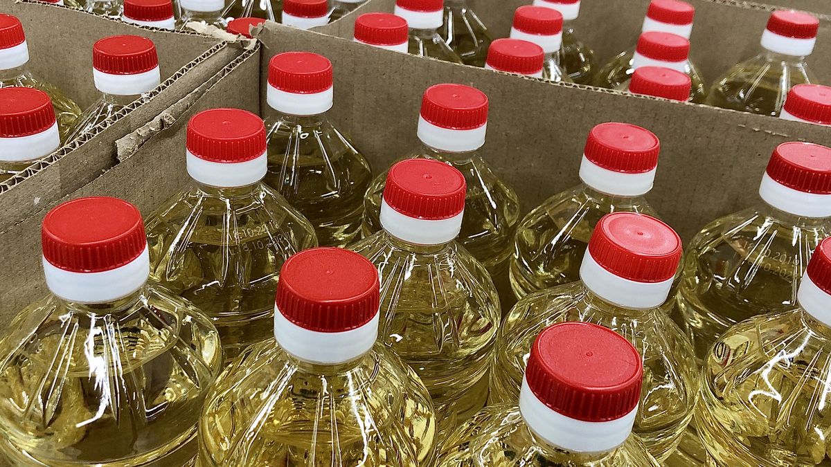 Sunflower oil in plastic bottles with bright caps. A lot of bottles with clear vegetable oil. Concept: business in sunflower oil.Sunflower oil in plastic bottles with bright caps. A lot of bottles with clear vegetable oil. Concept: business on sunflower oil, sale.Sergii Kolesnikov