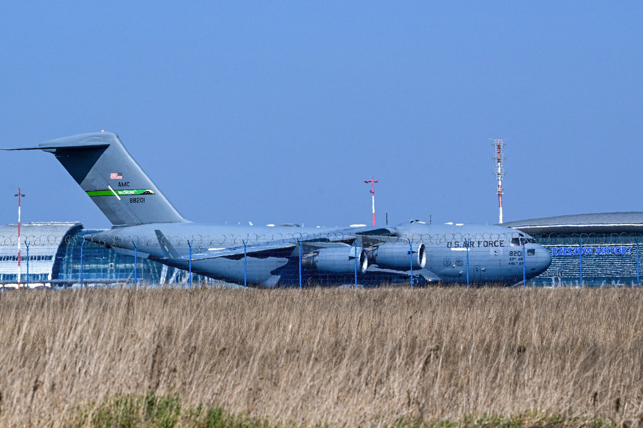 samolotJasionka, 26.03.2025. Samolot ameryka�skiej armii Boeing C-17 Globemaster III w porcie lotniczym w Jasionce, 26 bm. PAP/Darek DelmanowiczDarek Delmanowiczboeing, cargo, ilustracja, ilustracje, jasionce, jasionka, lotnictwo, lotnisko, odrzutowiec, polska, pomoc, ukraina, wojna