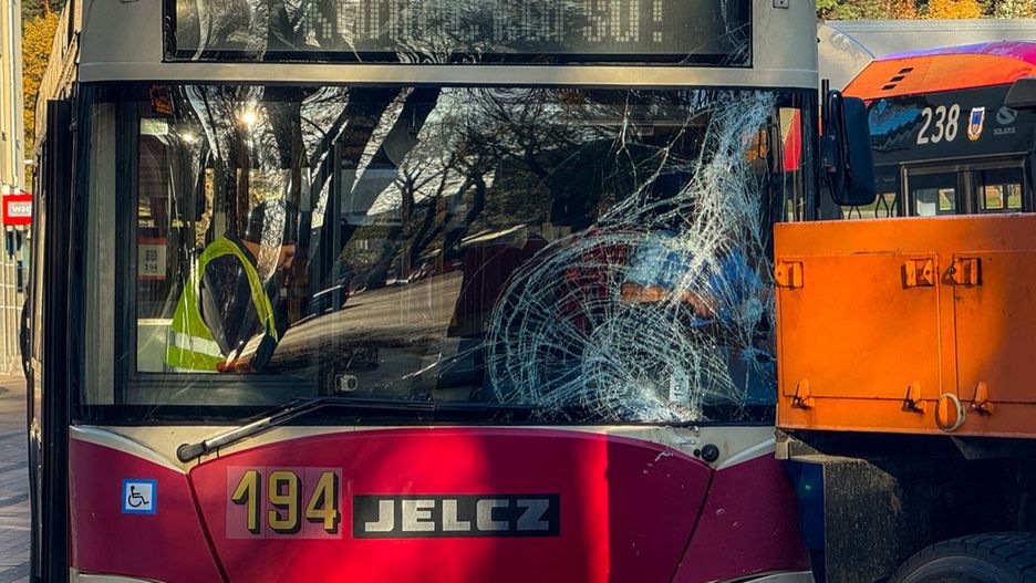Rozbity autobus w centrum Mielca.