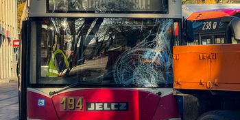 Mielec: Autobus uderzył w drzewo w centrum miasta