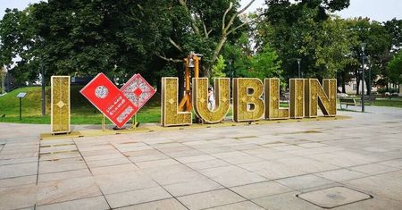 Chciał mieć zdjęcie, jakiego inni nie mają. Wszedł na napis „I love Lublin”