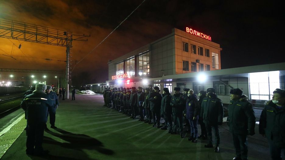 Pracownicy Ministerstwa Sytuacji Nadzwyczajnych czekają na pociąg z mieszkańcami Doniecka 