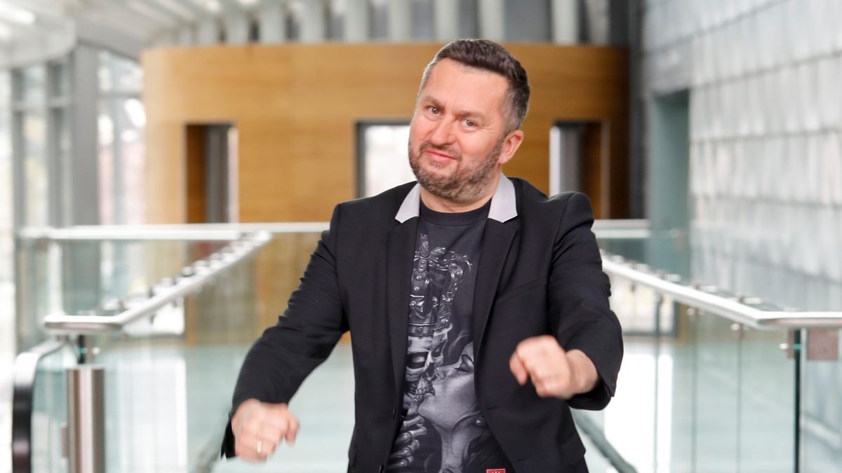 Norbi to piosenkarz znany z hitu "Kobiety są gorące"