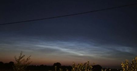 Niezwykłe zjawisko na niebie nad Lublinem. W nocy rozbłysły obłoki srebrzyste. Zdjęcia czytelników
