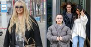 Ciężarna Klaudia El Dursi z synami i Maryla Rodowicz z torebką za 14 tysięcy złotych posyłają uśmiechy przed studiem "DDTVN"