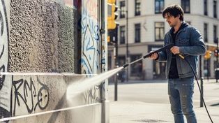 Połamane kosze, zniszczone znaki drogowe czy pomazane ławki - problem wandalizmu w mieście