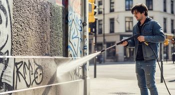 Połamane kosze, zniszczone znaki drogowe czy pomazane ławki - problem wandalizmu w mieście