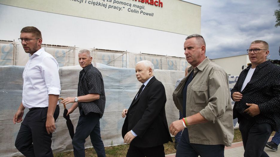 Jarosław Kaczyński w towarzystwie ochroniarza