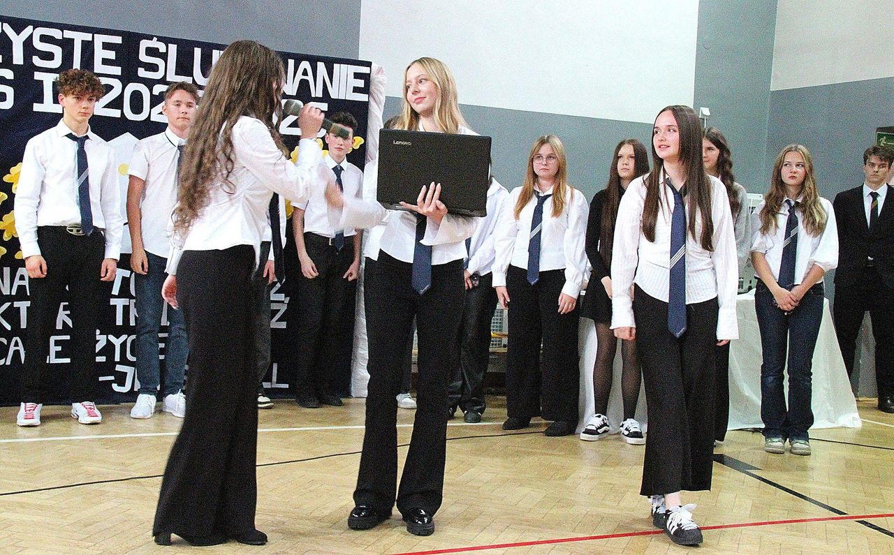 Dąbrowa Górnicza: Ślubowanie "pierwszaków" w V LO im. Zamoyskiego