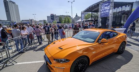 Polacy kochają amerykańskie auta. 350 Mustangów w centrum Warszawy