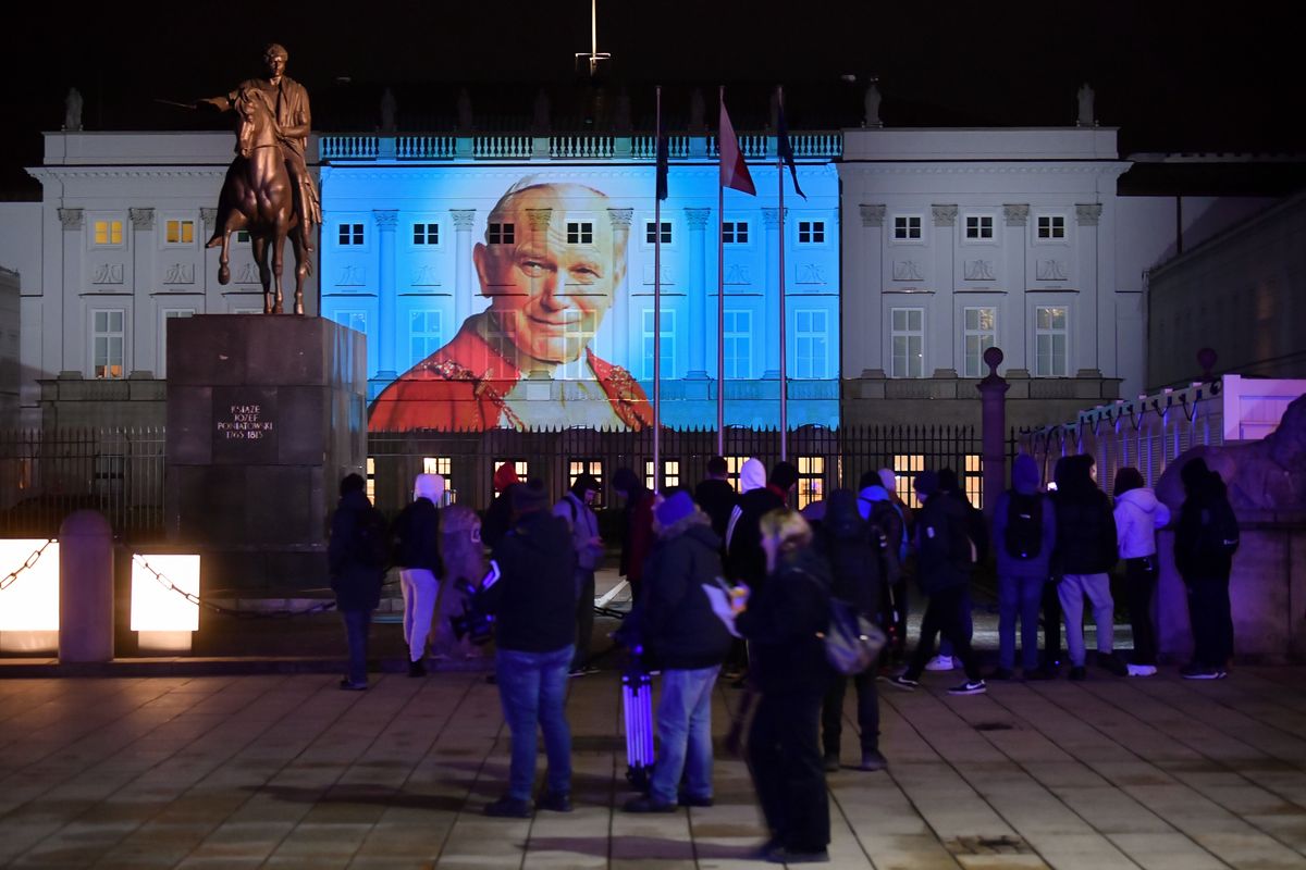Wizerunek Jana Pawła II na Pałacu Prezydenckim w Warszawie