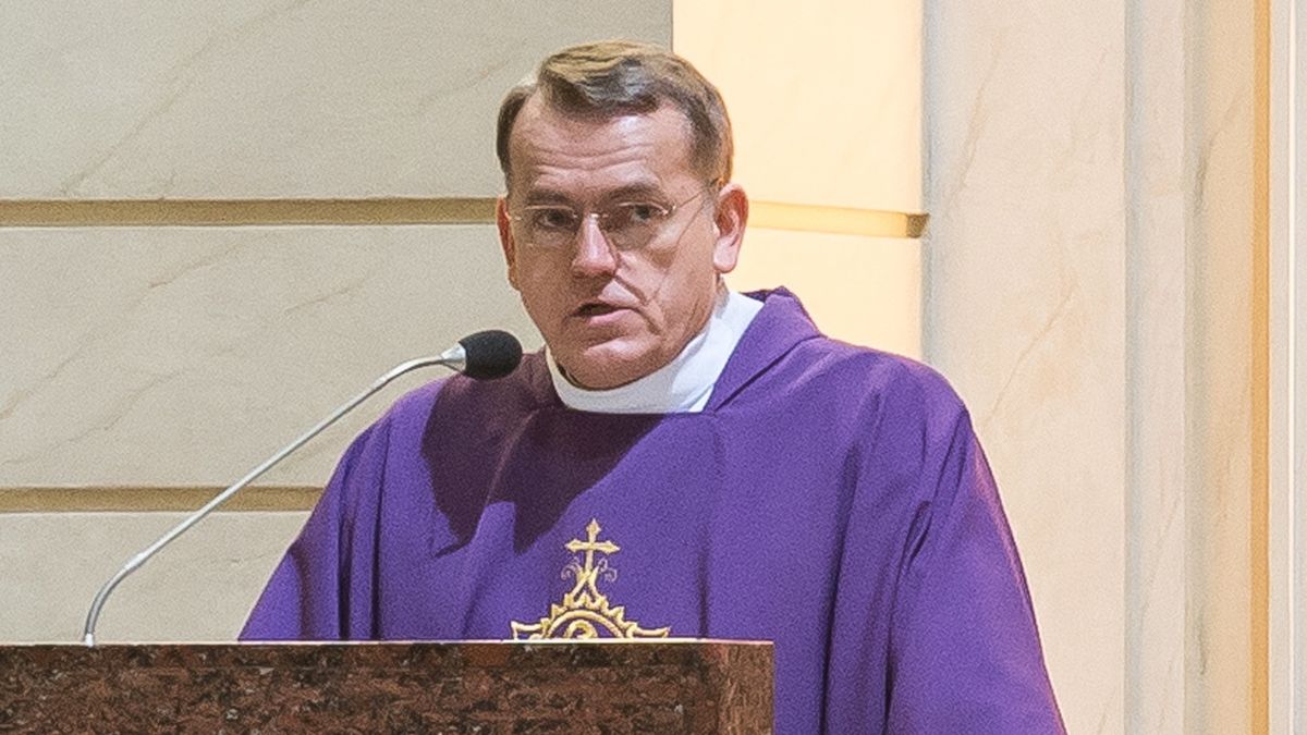 ks. Dariusz OkoMaciej Kulczyńskikatolicyzm, ks. Dariusz Oko, ksiądz, modlitwa, odnowa duchowa, przecudowny dar życia, rekolekcje, rekolekcyjne, religia, wielki post, duchowieństwo, duchowny, służba zdrowia