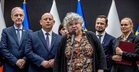 Nowa kurator ściągnęła portret Jana Pawła II. "To go zwyczajnie obraża"