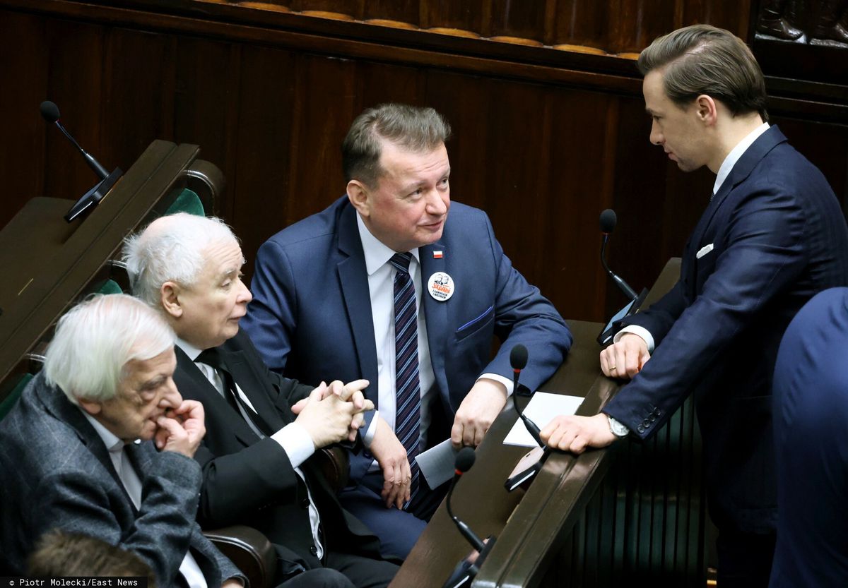 Ryszard Terlecki, Jaroslaw Kaczynski, Mariusz Blaszczak, Krzysztof Bosak przy ławach sejmowych