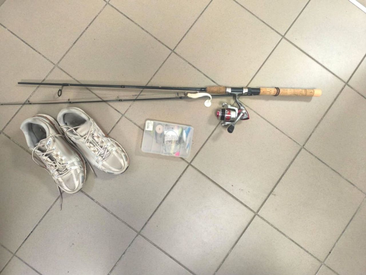 Wracając z imprezy okradli ojca kolegi. Zabrali buty, wędki i hulajnogę