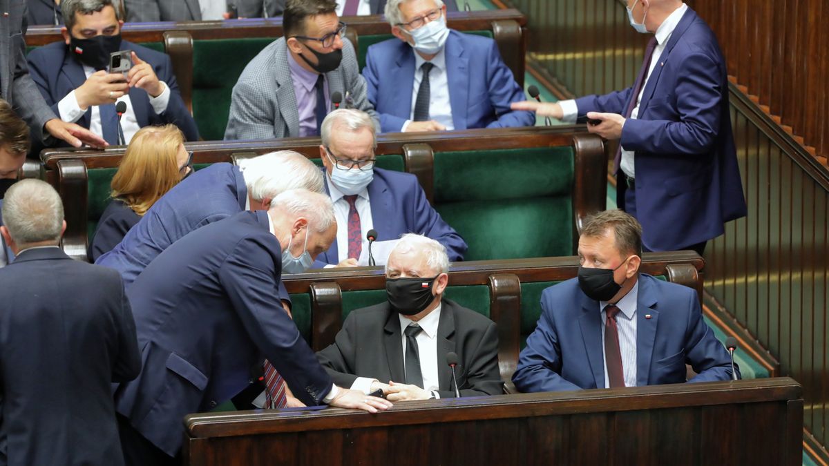 Wicepremier, prezes PiS Jarosław Kaczyński, minister obrony narodowej Mariusz Błaszczak, posłowie PiS Antoni Macierewicz i Leonard Krasulski na sali obrad Sejmu