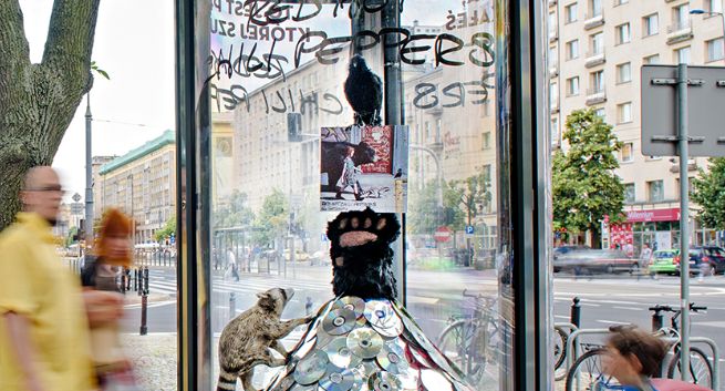 Niedźwiedź, szop pracz i kruk w reklamach zewnętrznych płyty „The Getaway” Red Hot Chili Peppers (wideo)