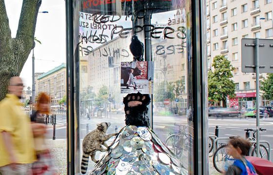 Niedźwiedź, szop pracz i kruk w reklamach zewnętrznych płyty „The Getaway” Red Hot Chili Peppers (wideo)